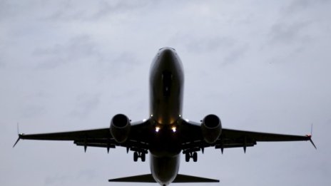 Руски самолет кацна аварийно, запалил се двигателят