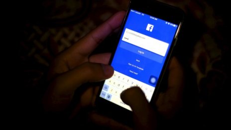 Facebook пуска SMS-и смяната на акаунти в Messenger 