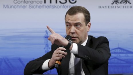 Потъваме в нова Студена война, видя Медведев