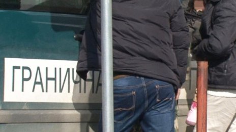 Спипаха 20 мигранти в бусове край Монтана