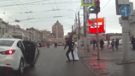 Руска разлъка: Булка наби младоженеца с букета