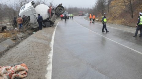 Обърнала се цистерна с мляко затвори Е-79