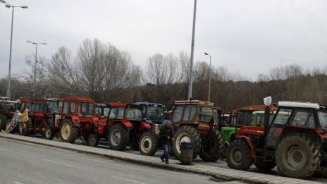 Фермерите в Гърция засилват натиска с още блокади