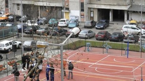 Шофьор не взе завой, колата му нахлу в спортна площадка
