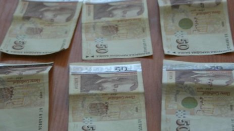Дядо от Сливен брои 3 бона на измамници