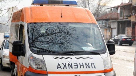 Кола блъсна майка с дете на тротоар в София