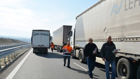 Границата с Гърция – затворена, превозвачи се разцепиха