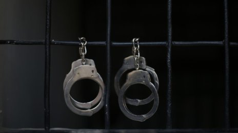 Година затвор за младеж, свил блуза от социален дом