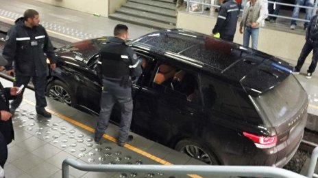 Как? Кола паркира на релсите на метрото в Брюксел