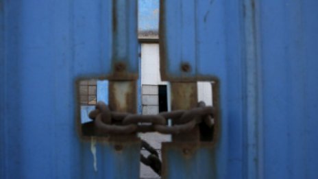 Безработицата пада леко през януари