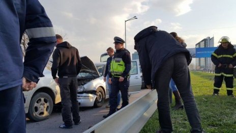 Верижна катастрофа затапи булевард "Брюксел"
