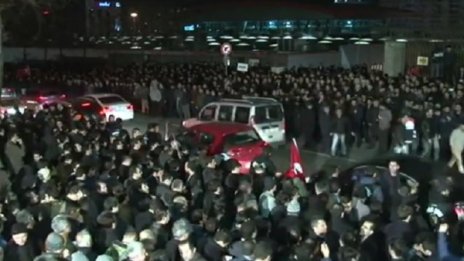 Сълзотворен газ и водно оръдие срещу протестиращи в Анкара