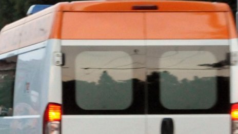 Остава тежко състоянието на скочилия пред влака в метрото