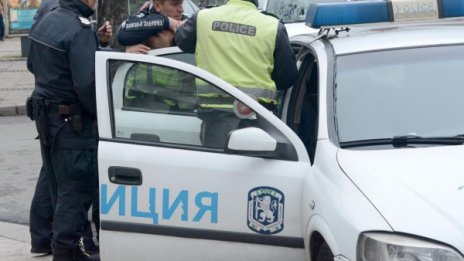 Задържаха двама криминално проявени за грабеж 