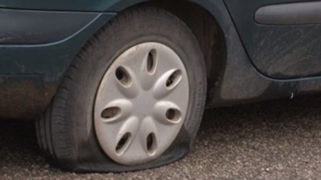 40 коли във Враца осъмнали с нарязани гуми