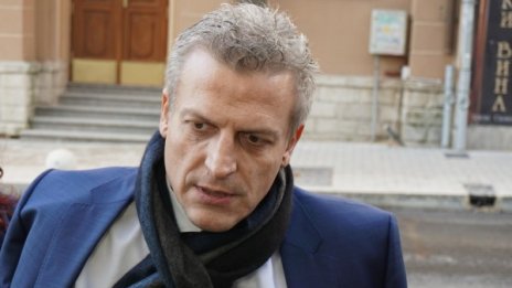 В главата на Миков – само сърпове и чукове