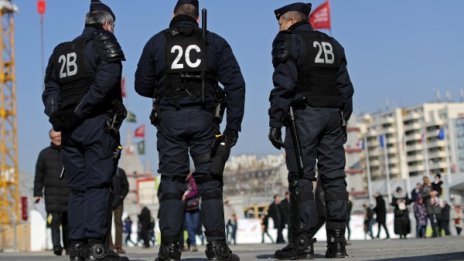 Тийнейджърки в Париж заплашвали да нападат зали