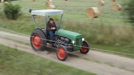 На кой му трябва FarmVille, ако може да дрифтира с трактор