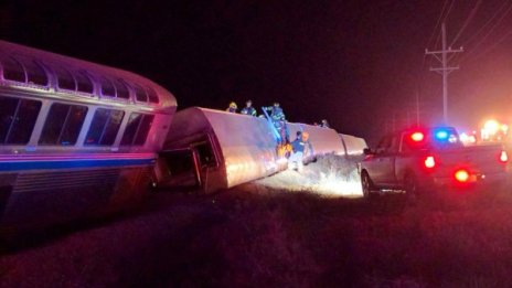 Влак дерайлира в Канзас, 30 души са ранени