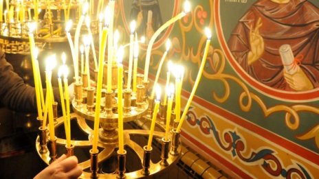 Преди Великден: Църквите скриха евтините свещи