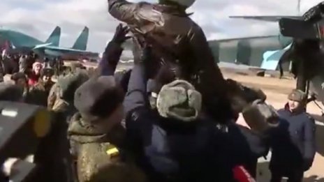 Герои! Русия тържествено посреща пилотите от Сирия
