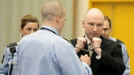 Брайвик вини Норвегия, че от 5 г. се опитва да го убие