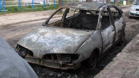 Подпалиха коли в Русе, пострада възрастна жена