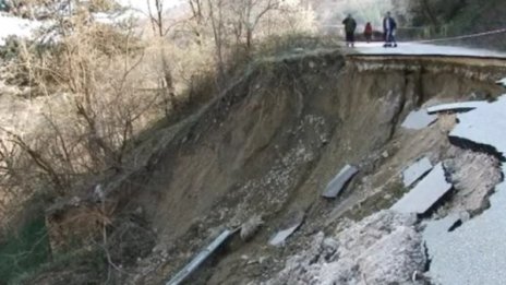 Огромно свлачище затрупа къщи край Пазарджик
