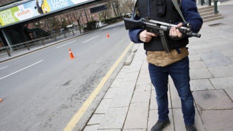 В Турция издирват трима, които щели да нападнат на оживени места