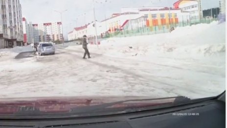 Ураганен вятър поваля хората на земята
