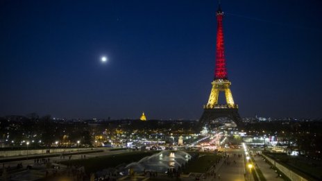 Париж, Ню Йорк, Дубай... грейнаха в черно, жълто и червено