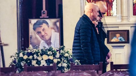 Семейството на "капитана" го изпрати с бели рози и благодарност