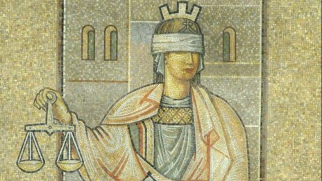 Повдигнаха обвинение срещу жена, наръгала мъжа си