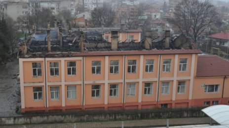 Покривът на школото в Карнобат "изчезна" след огъня