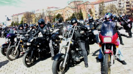 100 сблъсъка погубили 11 моторджии през 2015 г.