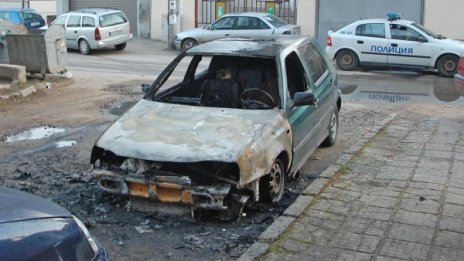 "Голф" потъна в пламъци на паркинг в Харманли