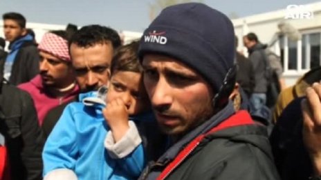 Над 12 000 души остават в бежанския лагер в Идомени