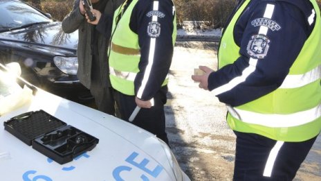 Тежка дрямка: Пиян заспа на светофар, чакал зелен сигнал