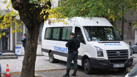 Задържаха микробус с мигранти в Бургас