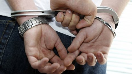 Трима с белезници след грабеж на 35 000 лв.