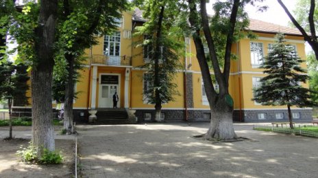 Накуцващ възрастен мъж към ученички: Секс, сега, а?