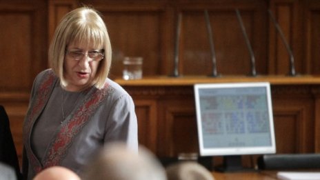 Цачева към Кадиев: Да се видим в съда?