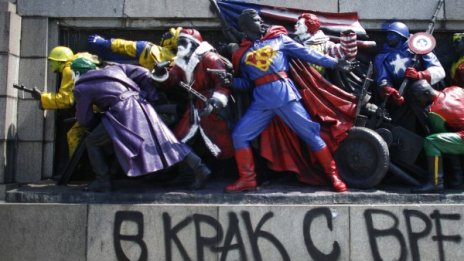 Комунисти vs. антикомунисти!? Стига вече!