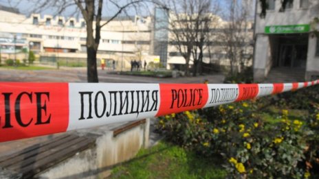 Дядо заби нож в гърдите на неканен гост 