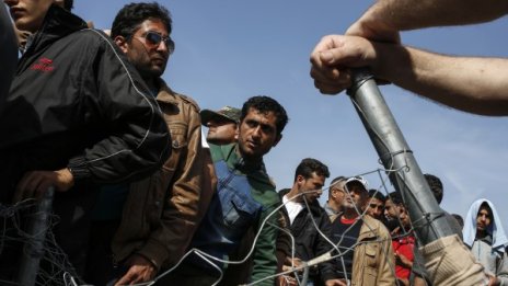 ЕС иска да сложи бежанците на синджир