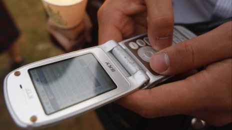 6-годишен бежанец спаси 14 с SMS: Помощ! Задушаваме се!
