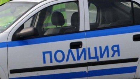 Пиян, с дрога в колата, връхлетя върху патрулка