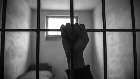 Парадокс: Затвор за син, обрал майка си