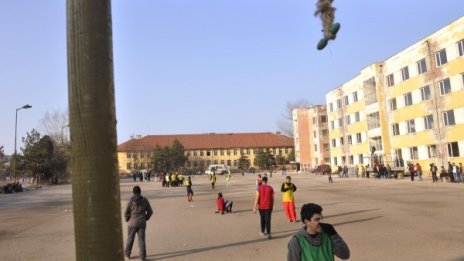 Правят фитнес на открито за бежанците в Харманли