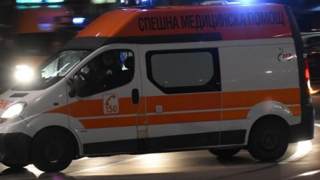 Жена и дете излетяха с автомобил в Места